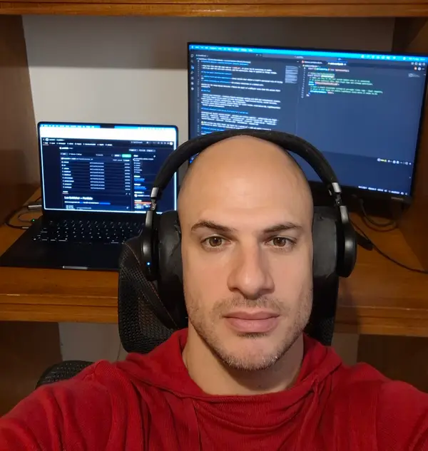 Leo Schilcher at his desk, a Shopify theme open on screen